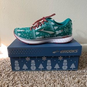 NWT Revel 3 Brooks (Christmas)